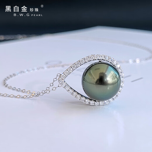 Black and white gold pearl seawater Tahitian black pearl 18K gold inlaid diamond pendant single black bead temperament chain birthday gift for others 11~12mm