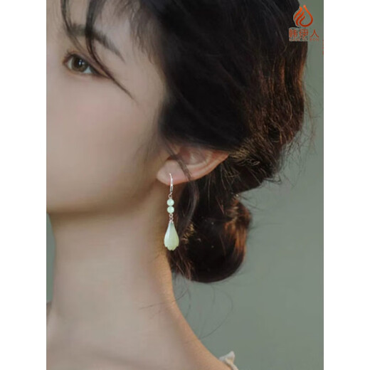 Mu silk 925 silver imitation Hetian magnolia earrings for women, high-end 2025 internet celebrity temperament, slimming, hypoallergenic earrings, thick ear hook + single jade bead + light green magnolia.&