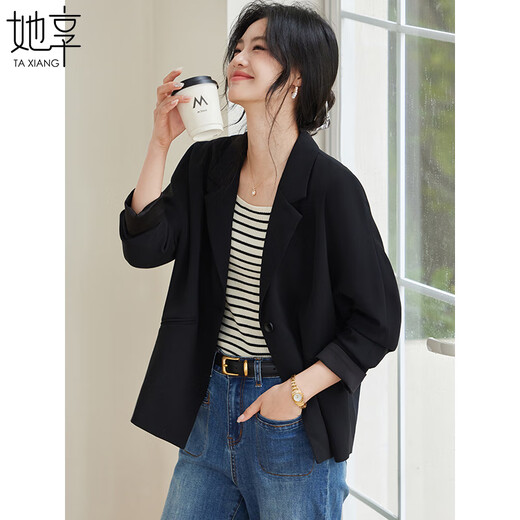 Elle aime les vestes courtes, les blazers décontractés, les tenues de travail, le tempérament, les petits costumes, les hauts courts noirs, T143U6001