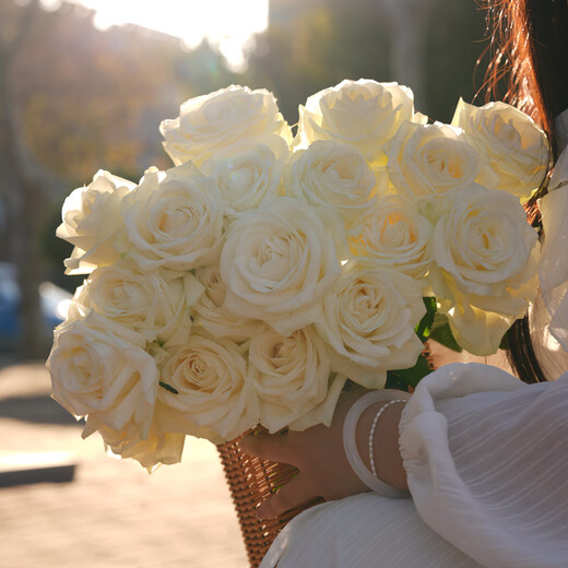 Jingdong Flowers Baixueshan Rose 10 Ruyi Base Fresh-cut Flowers Water-raised Flower Arrangement Lifestyle Bouquet Gifts Straight from the Source