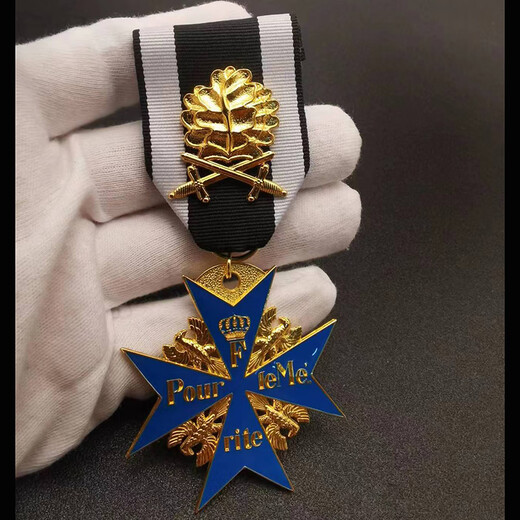 Fat Donglai's same model Iron Cross Prussian German Blue Marx Cross Medal of Merit and Courage Oak Leaf Gold Diamond Blue Horse Medal Tie (iron box)