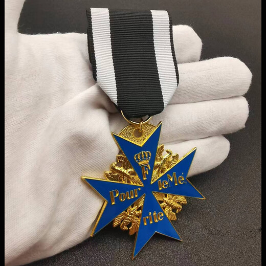 Fat Donglai's same model Iron Cross Prussian German Blue Marx Cross Medal of Merit and Courage Oak Leaf Gold Diamond Blue Horse Medal Tie (iron box)