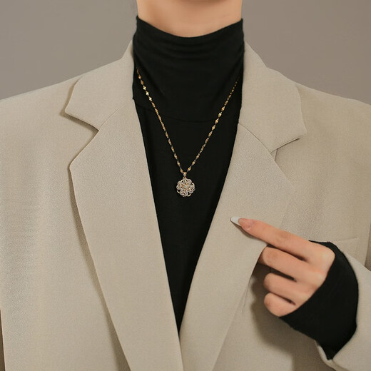 BOMP Old Phoenix Gold Store Style Rotating Four-leaf Clover Necklace Women's Sweater Chain Style Autumn and Winter Clavicle Chain 2024 New Accessories Golden Four-leaf Clover Necklace