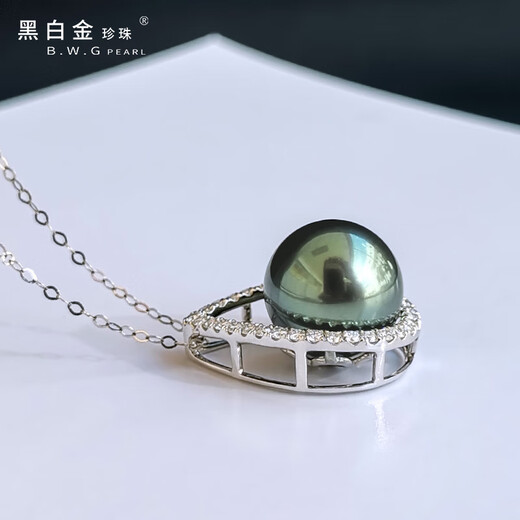 Black and white gold pearl seawater Tahitian black pearl 18K gold inlaid diamond pendant single black bead temperament chain birthday gift for others 11~12mm