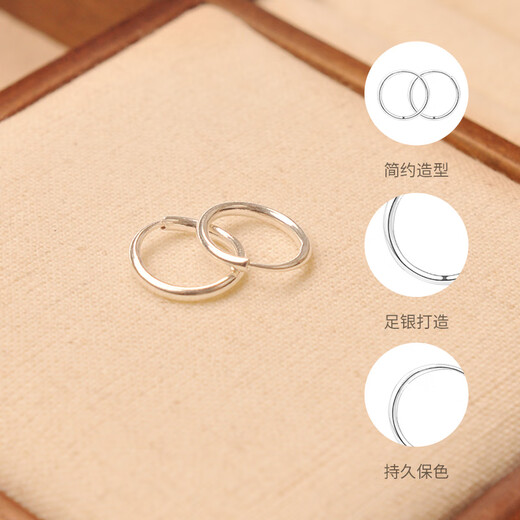 Chow Tai Sang Silver Earrings Pure Silver Plain Hoop Earrings are fashionable and simple. Give your girlfriend and wife a holiday gift. Give your mother a gift. A pair of pure silver plain hoop earrings is about 1g.