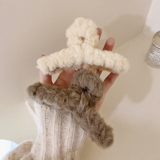 
Autumn and winter plush hair clip women's large-size hair volume big shark clip hair clip back head hair clip headgear plush clip - light khaki/11cm