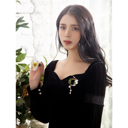 QUAMER gold store style brooch, high-end women's 2022 new model, lily of the valley autumn and winter coat pin decoration large brooch