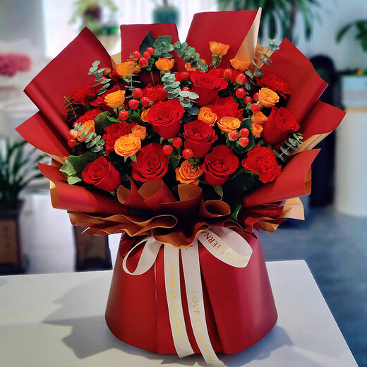 Huayiwan Flowers delivers in the same city, carnations, roses and lilies mixed and matched bouquets for birthday gifts to the elders. Flower shop recommended style - 19 red Kanghong roses mixed and matched bouquets. Nationwide intra-city delivery. Leave a message for the date of flower delivery.