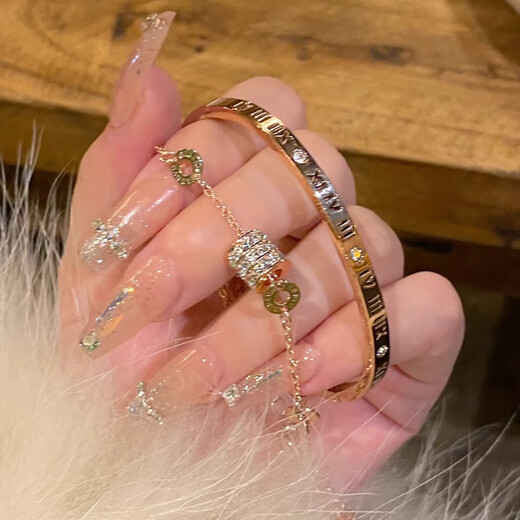 Fat Donglai's same style small waist bracelet titanium steel non-fading Roman numeral bracelet girls' bracelet light luxury niche boutique two sets of high quality