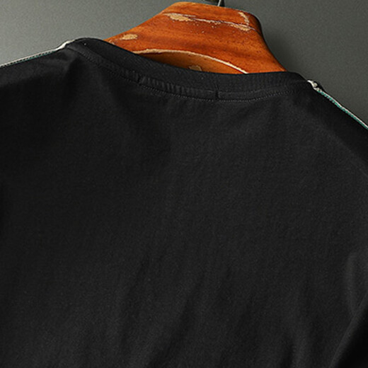 T-shirt à manches courtes à manches courtes à manches courtes de M. Guan