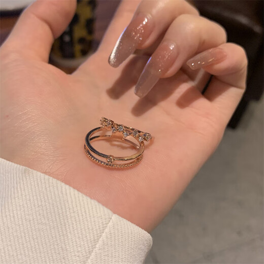 The shop owner's wall recommends a white-plated rose gold ring for women, a light luxury touch, exquisite zircon simple ring, wavy zircon ring