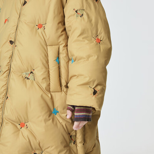 Jnby von Jnby Jiangnan Buddies Kinderkleidung Winterkleidung Männer und Mädchen Lange Down Jacket Hooded Stickmuster Kinder 1N0C13601 287 Yellow Khaki 100 cm