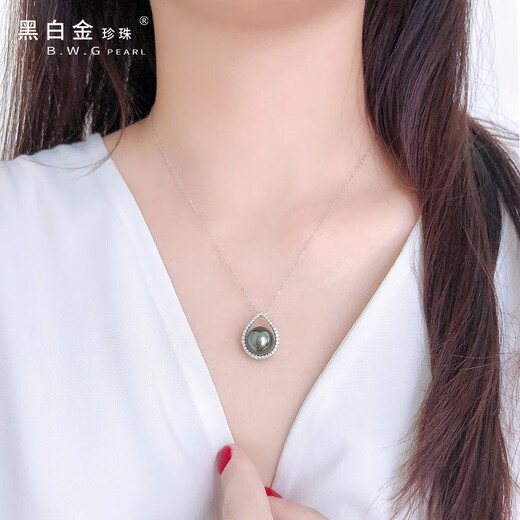 Black and white gold pearl seawater Tahitian black pearl 18K gold inlaid diamond pendant single black bead temperament chain birthday gift for others 11~12mm
