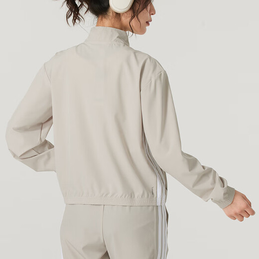 Adidas Jacke für Frauen 2025 Herbst Outdoor Fitness Training Mode gewebte Standkragen Jacke Freizeit komfortable Sportbekleidung JE6173/Light Khaki M.