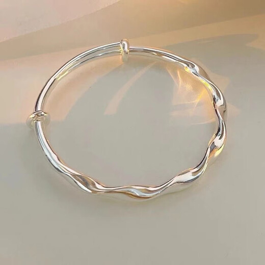 New Mobius Twisted Bracelet pour la nouvelle ligne des femmes sur une surface brillante ondulée Bracelet Best Friend Decoration M1478 surface brillante WAVY Circle haut de gamme] [1 morceau de bracelet torsadé]