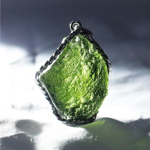 Everlasting Leaf New Crystal Gemstone Other New Czech Meteorite Pendant Natural Glass Green Men's and Women's Pendant Czech Meteorite TF526