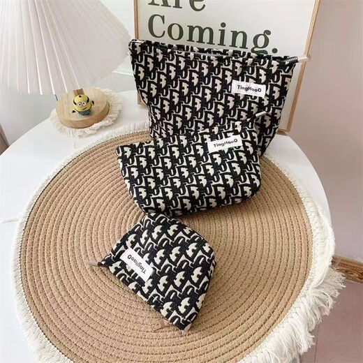 Vinoa niche fabric cosmetic bag with high appearance, texture, thick and durable storage bag, small portable European and American clutch bag, black letter bag (height 18 and width 26)