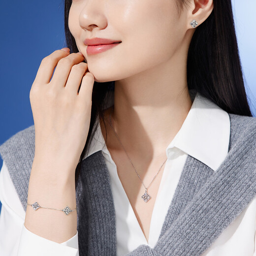 Lukfook Jewelry Platinum 950 Four-leaf Clover Sparkling Platinum Earrings Earrings Price L19P0005DS 2.67g (including labor cost 312 yuan) with silicone ear plugs