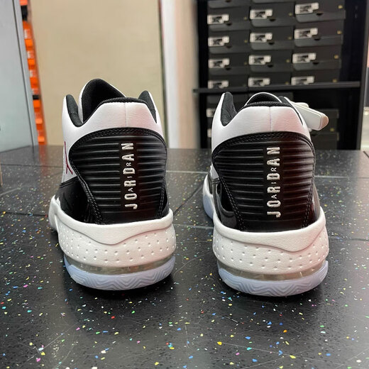 Nike (Nike) Chaussures masculines 2025 Printemps et automne New Jordan Max Aura 2 Mentiage de basket-ball pour hommes Sports et chaussures décontractées CK6636-102 Cuir breveté blanc et noir 40