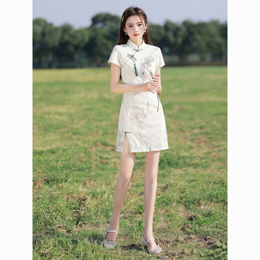 Radesh White Cheongsam 2025 Nouveau jeune tempérament modifié et fille fraîche Small Broidered Short Model 838 M