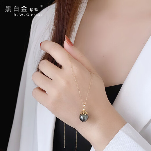 Black and white gold pearl Tahitian black pearl pendant 18K gold material inlaid with diamond petals shape hollow support women's model 10-11mm