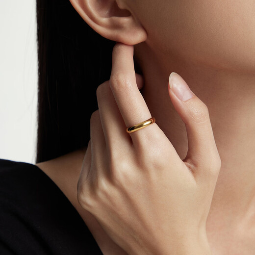
Chow Tai Fook, a gold ring with a squid back (working fee of 180) No. 16, about 2.8g EOF1424