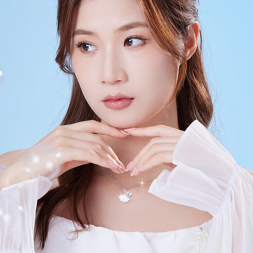 Lao Fengxiang is lucky enough to have a platinum necklace for women. Platinum pendant clavicle chain. Wedding anniversary gift for girlfriend and wife. Platinum double apricot leaf white shell pendant + free S999 chain.