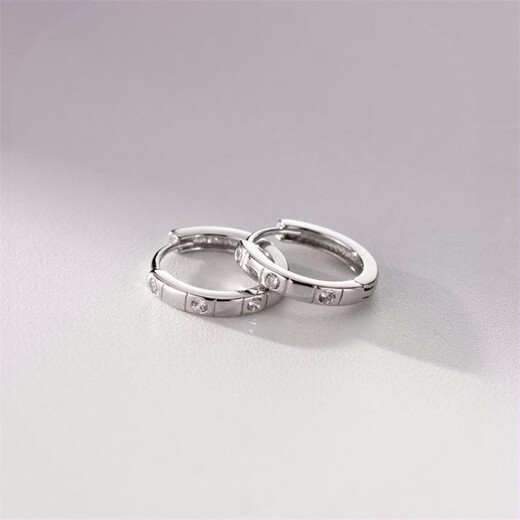 Guanpuge Fat Donglai same style pt950 platinum earrings for women Pt950 platinum diamond earrings fashion earrings niche light luxury ears three diamond earrings (pair)