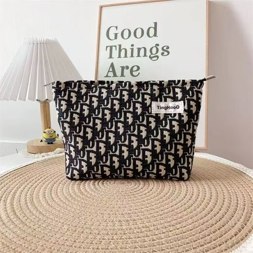 Vinoa niche fabric cosmetic bag with high appearance, texture, thick and durable storage bag, small portable European and American clutch bag, black letter bag (height 18 and width 26)