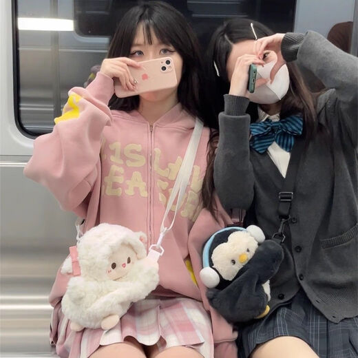 梅派小猫猫咪趴趴包可爱毛绒玩偶双肩背包包生日礼物女生斜跨单肩包SN 一冬日必备/趴趴包【小羊包】单 一陷在这漩涡之间 没办法逃离一