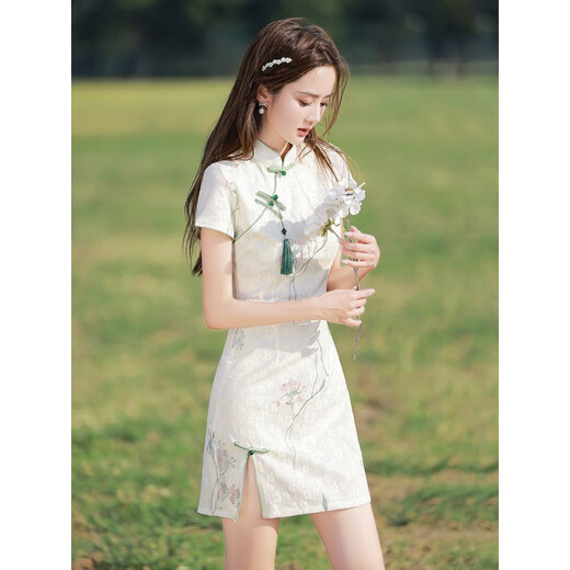 Radesh White Cheongsam 2025 Nouveau jeune tempérament modifié et fille fraîche Small Broidered Short Model 838 M