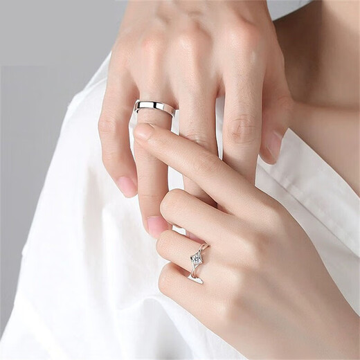 Zhou Taisheng's ring couple, a pair of men's and women's diamond rings, and a beautiful wedding box. You need to place an order silently and note the size. They will stay together for a lifetime.