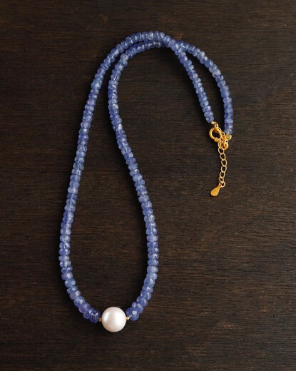 The Fujiu tanzanite necklace is a very high-end blue-purple ring. The ring surface is calculated by carat. The size is 4.5-5.5mm.