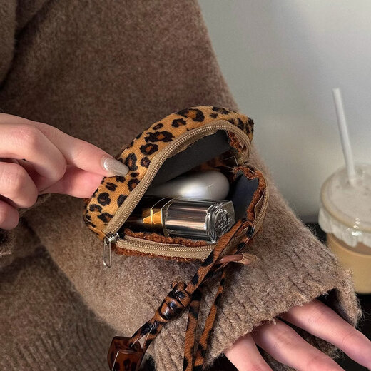 Black leather Kitty leopard print coin wallet student headphones bag coin bag cartoon storage key bag pendant bag black leather leopard print KT coin wallet
