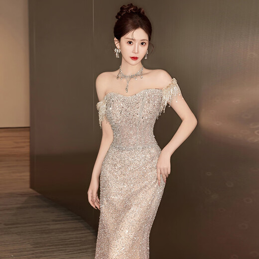 El vestido de noche de banquetes para mujeres generalmente se puede usar con un nuevo estilo de una noche de host de lujo de alta gama de un solo hombro. Se recomienda no tomar fotos del vestido de noche de un solo hombro. S