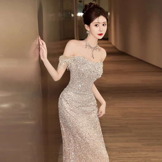 El vestido de noche de banquetes para mujeres generalmente se puede usar con un nuevo estilo de una noche de host de lujo de alta gama de un solo hombro. Se recomienda no tomar fotos del vestido de noche de un solo hombro. S
