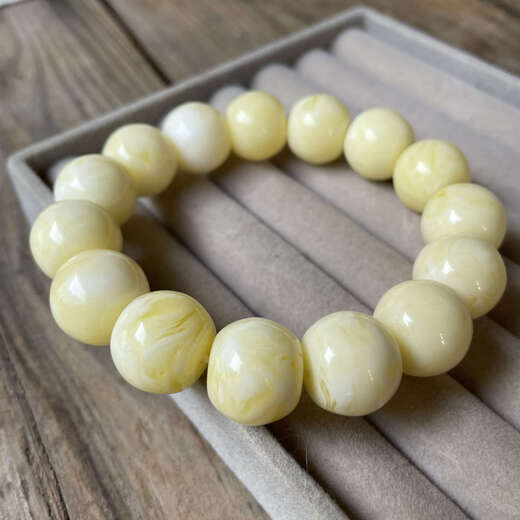 Junbu natural white beeswax bracelet Russian material full of honey white flower wax apple beads bracelet bone china white old type beads small pier and drum beads