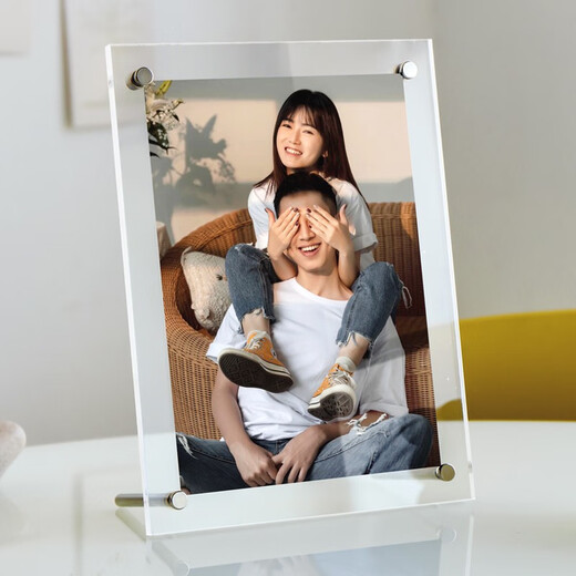 Der doppelseitige transparente Acryl-Fotorahmen von Bingbin wird auf den Tisch gestellt. Verwaschene 6-Zoll-Fotos werden in A4-Wanddrucke umgewandelt und doppelschichtige Paneele werden individuell angepasst. Der Bilderrahmen kann an die Wand gehängt werden. Es kann auf dem Tisch aufgestellt + Fotos in beide Richtungen gewaschen werden. 8 Zoll bietet Platz für 15,3 x 20,3 cm. Auf hohe Transparenz aufgerüstet.