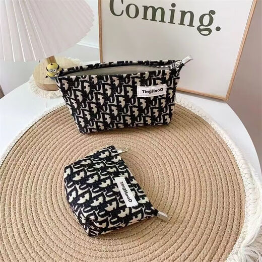 Vinoa niche fabric cosmetic bag with high appearance, texture, thick and durable storage bag, small portable European and American clutch bag, black letter bag (height 18 and width 26)