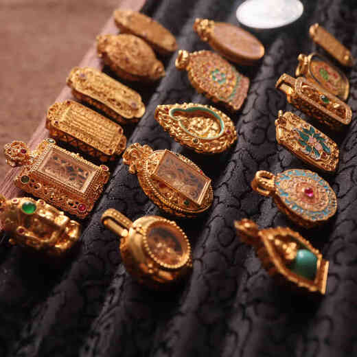 Library selects 18K gold gold DIY accessories jewelry ancient gold diamond pendant design enamel green Tara Mahakala AU750 18K gold pendant nine-tailed fox black box, size approx. 2