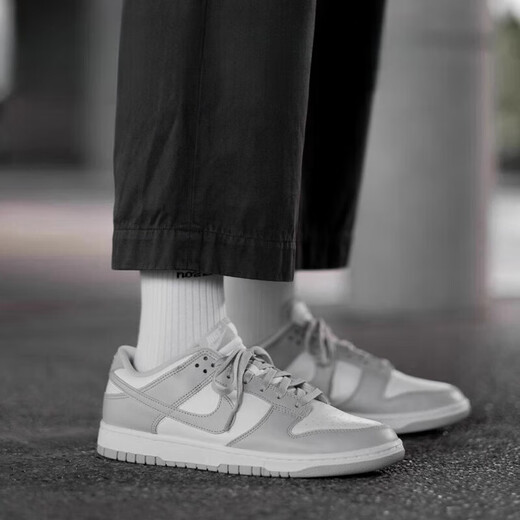 Nike: Dunk: Low: Panda noir et blanc: Chaussures de planche à roulettes décontractées gris et rouge: DD1391-100 DD1503-101 Black and White / Women's Model 47.5