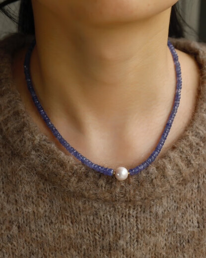 The Fujiu tanzanite necklace is a very high-end blue-purple ring. The ring surface is calculated by carat. The size is 4.5-5.5mm.