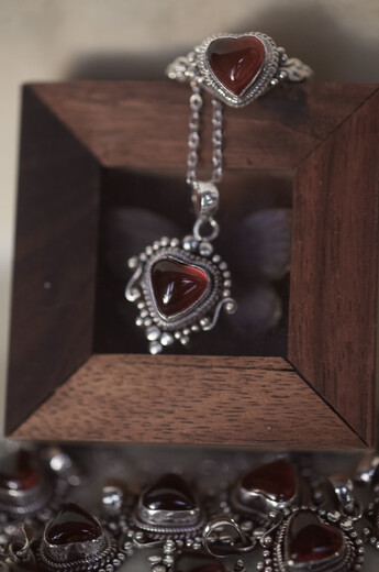 Yueyi S925 silver Nepalese and Indian handmade silver jewelry, various crystal gemstones, rings, necklaces, bracelets, earrings, pendants, Tanzanite raw ore open silver rings, no appreciation period