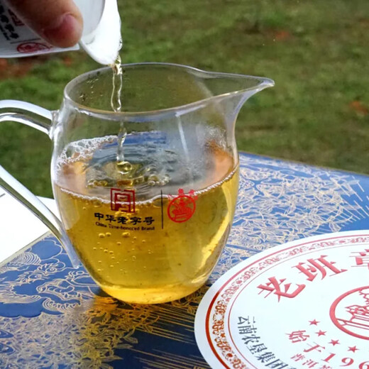 八角亭2024年八角亭老班章古树青饼生茶六十周年纪念饼云南普洱茶 1盒（1048克）