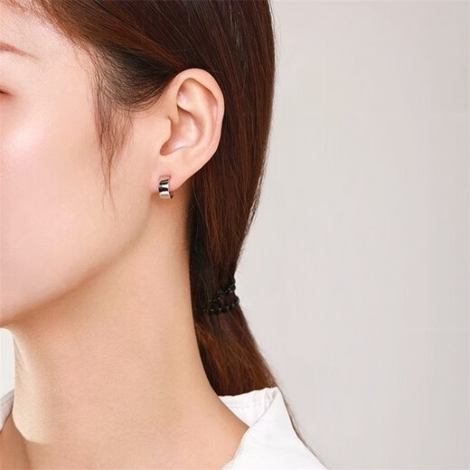 Guanpuge Fat Donglai same style men's platinum earrings Pt950 women's platinum trendy earrings men's glossy curved ear bone nails simple C-shaped earrings (pair