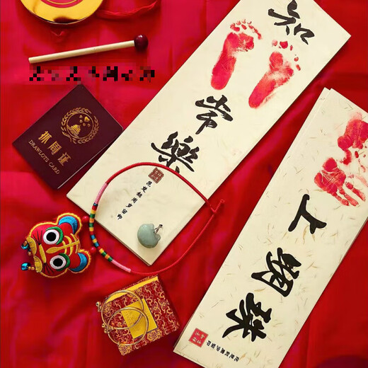 He Jiagong baby's one-year-old hand and foot print painting, one hundred days full moon, hand and foot print photo frame souvenir, newborn baby ritual gift, pearl in the palm of your hand, walnut color