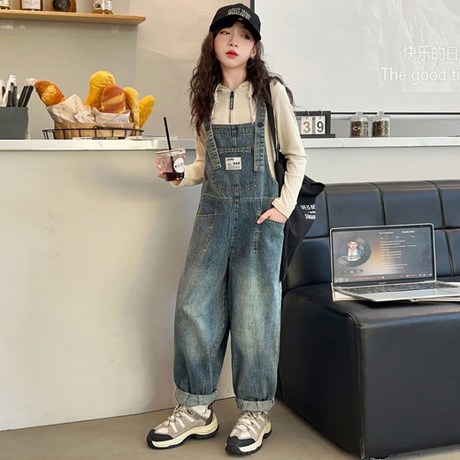 毽子飞飞女童背带裤套装春装2025新款女孩洋气儿童装女大童春秋款牛仔裤子 前口袋背带裤+坑条帽衫 150 建议身高135-145厘米左右