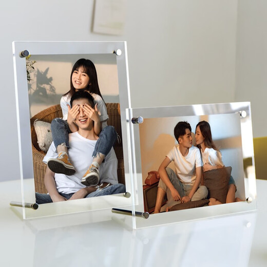 Der doppelseitige transparente Acryl-Fotorahmen von Bingbin wird auf den Tisch gestellt. Verwaschene 6-Zoll-Fotos werden in A4-Wanddrucke umgewandelt und doppelschichtige Paneele werden individuell angepasst. Der Bilderrahmen kann an die Wand gehängt werden. Es kann auf dem Tisch aufgestellt + Fotos in beide Richtungen gewaschen werden. 8 Zoll bietet Platz für 15,3 x 20,3 cm. Auf hohe Transparenz aufgerüstet.