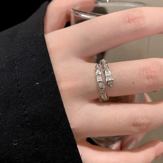 Bai Qixin's snake ring for women, broken diamonds, light luxury niche design, plain ring, high-end index finger ring, personalized open ring, versatile, flash diamond snake ring