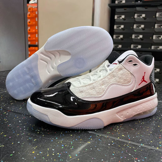 Nike (Nike) Chaussures masculines 2025 Printemps et automne New Jordan Max Aura 2 Mentiage de basket-ball pour hommes Sports et chaussures décontractées CK6636-102 Cuir breveté blanc et noir 40